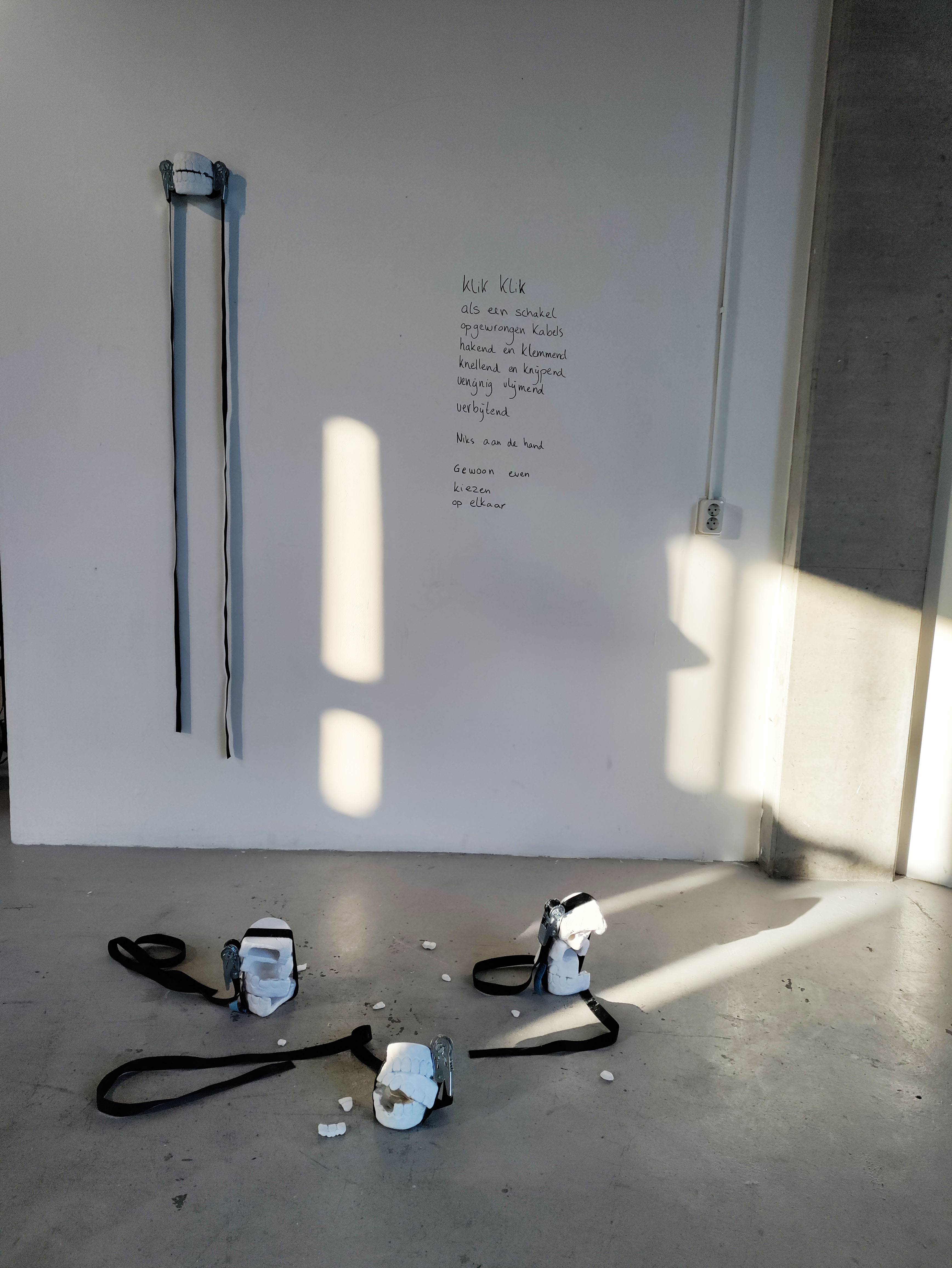 Kiezen op elkaar — main installation view with poem